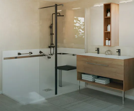 Salle de bain avec douche adaptée pour senior